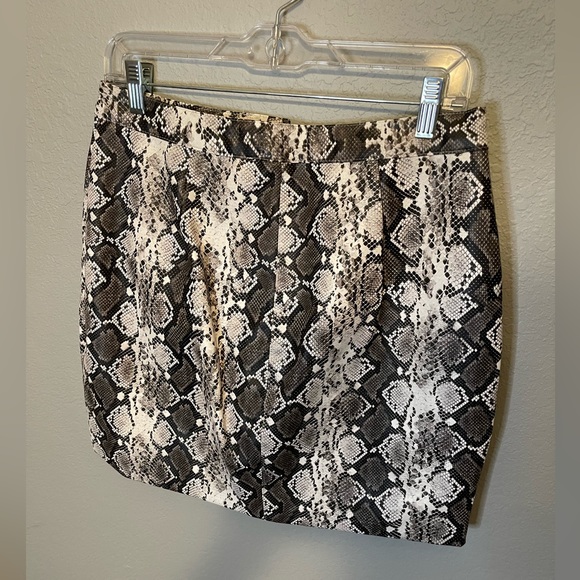 ⭐️Blashe size Large fake snake skin print skirt/Worn once. Buttons/zipper - Picture 5 of 9